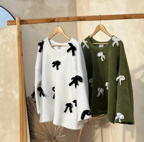 تصویری از بافت پاپیونی سفید و زیتونی